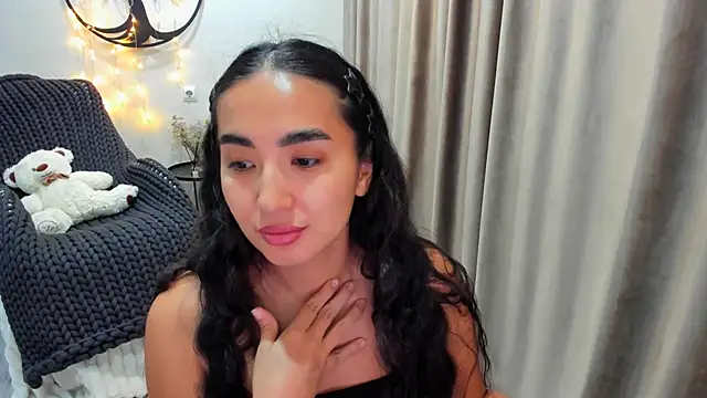 worldofkim online show from November 2025 09:41:02 PM