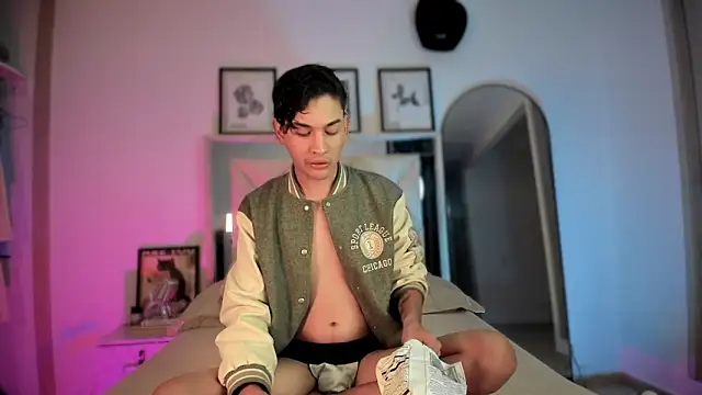 Adriien19 online show from December 2025 11:36:02 PM