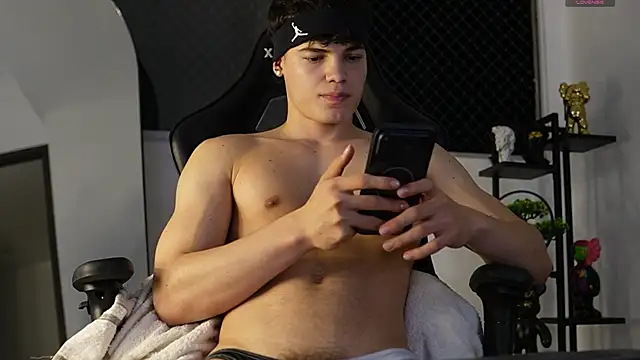 Snapshot of Max_cortes1 chatting on October 2025 12:47:01 AM Max cortes1 online show from October 2025 12:47:01 AM