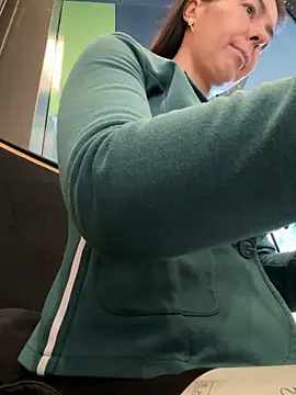 Snapshot of eveangelll chatting on November 2025 08:14:01 AM eveangelll online show from November 2025 08:14:01 AM