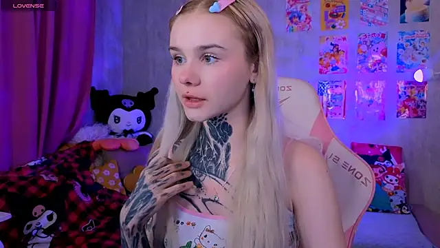 Snapshot of Britney_Lynch chatting on February 2026 07:01:01 PM Britney Lynch online show from February 2026 07:01:01 PM