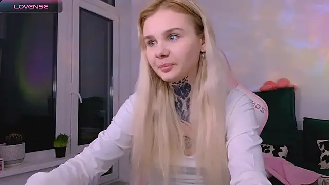 Snapshot of Britney_Lynch chatting on March 2026 06:24:01 PM Britney Lynch online show from March 2026 06:24:01 PM