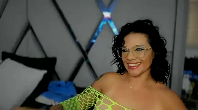 Snapshot of paula_daniela1 chatting on January 2025 08:10:01 PM paula daniela1 online show from January 2025 08:10:01 PM