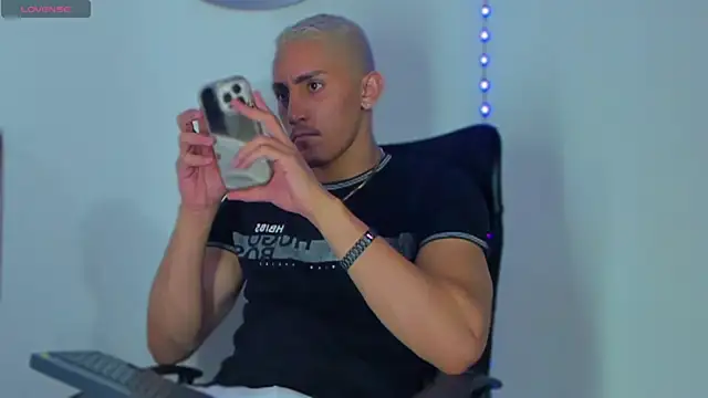 Snapshot of MikeRoss7777 chatting on January 2025 04:20:01 AM MikeRoss7777 online show from January 2025 04:20:01 AM