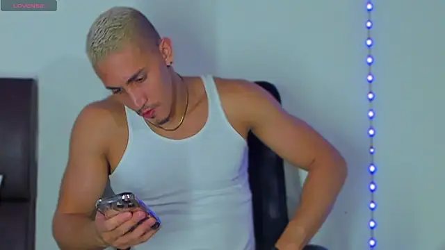 Snapshot of MikeRoss7777 chatting on February 2025 09:58:01 AM MikeRoss7777 online show from February 2025 09:58:01 AM