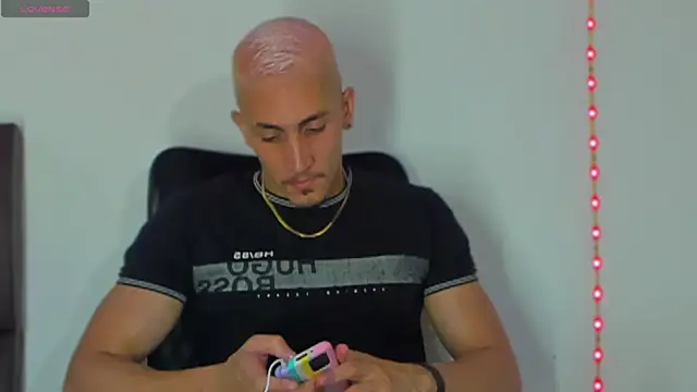 Snapshot of MikeRoss7777 chatting on February 2025 10:10:02 PM MikeRoss7777 online show from February 2025 10:10:02 PM