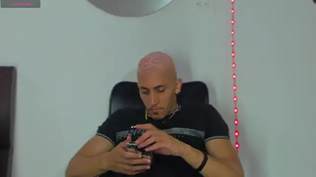 Snapshot of MikeRoss7777 chatting on February 2025 04:20:01 AM MikeRoss7777 online show from February 2025 04:20:01 AM