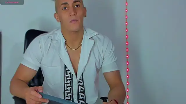 Snapshot of MikeRoss7777 chatting on February 2025 01:09:02 AM MikeRoss7777 online show from February 2025 01:09:02 AM