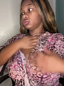 Snapshot of CharismaaBanx chatting on December 2024 10:41:01 AM CharismaaBanx online show from December 2024 10:41:01 AM