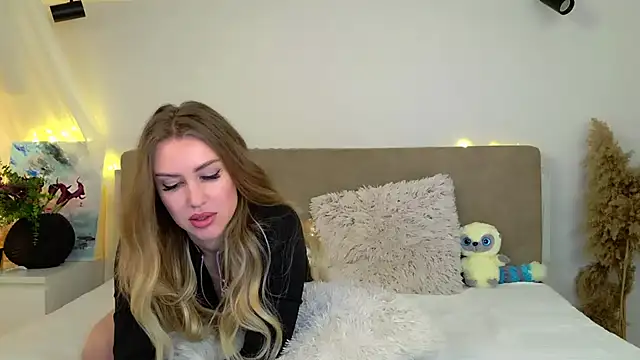 Snapshot of LuisaSin chatting on March 2026 10:43:01 AM LuisaSin online show from March 2026 10:43:01 AM