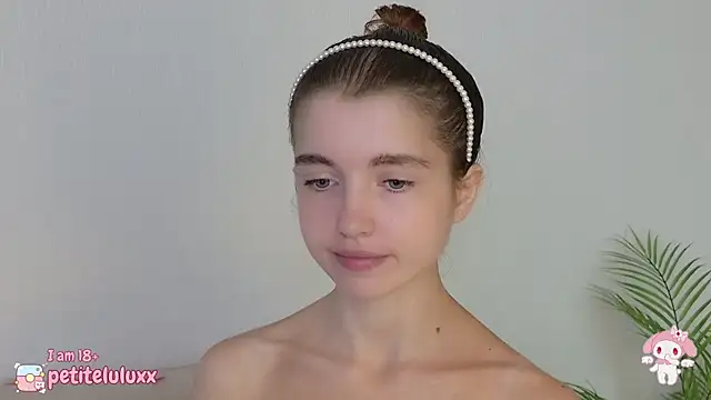 petiteluluxx online show from September 2025 08:59:02 AM