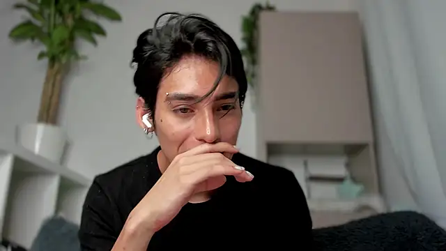 Snapshot of sebas_rose chatting on January 2025 01:06:01 AM sebas rose online show from January 2025 01:06:01 AM