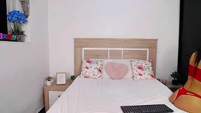 Snapshot of AylinRoss chatting on September 2025 06:54:01 PM AylinRoss online show from September 2025 06:54:01 PM