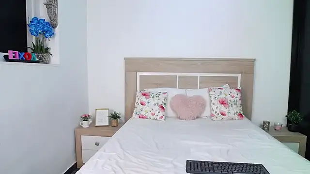 Snapshot of AylinRoss chatting on October 2025 06:16:02 PM AylinRoss online show from October 2025 06:16:02 PM