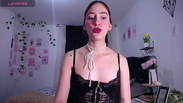IsaBaileys  online show from April 2026 08:15:01 PM