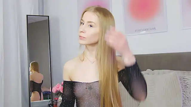 Snapshot of VioletiSwone chatting on September 2025 04:05:02 AM VioletiSwone online show from September 2025 04:05:02 AM