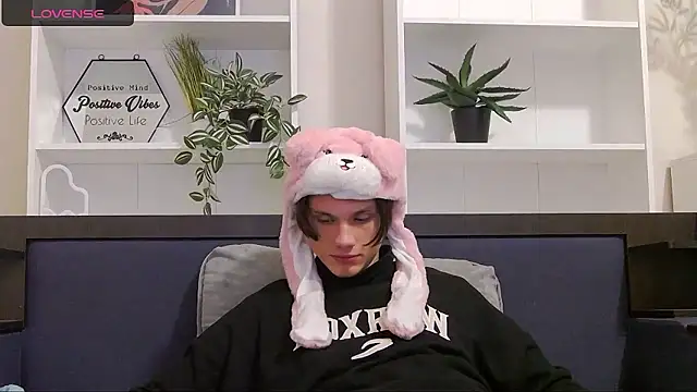 Snapshot of CalvinCay chatting on December 2024 08:00:01 PM CalvinCay online show from December 2024 08:00:01 PM