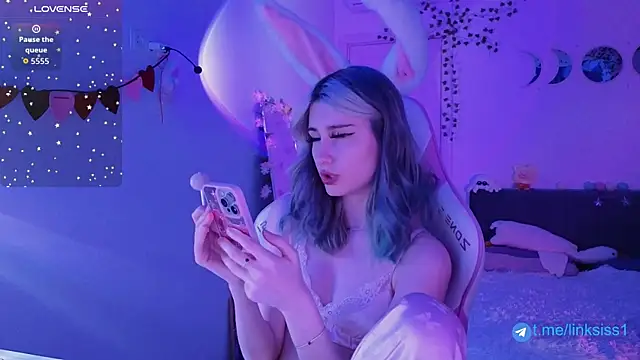 twicewetgirl online show from April 2026 05:30:01 PM