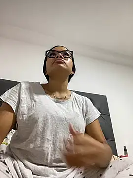Snapshot of Riana_Kean chatting on May 2026 10:03:01 PM Riana Kean online show from May 2026 10:03:01 PM