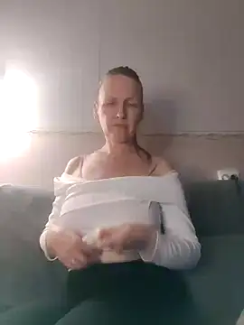 Snapshot of Evelina_cute chatting on December 2024 05:08:02 PM Evelina cute online show from December 2024 05:08:02 PM