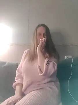 Snapshot of Evelina_cute chatting on December 2024 03:20:02 PM Evelina cute online show from December 2024 03:20:02 PM