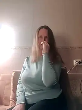 Snapshot of Evelina_cute chatting on January 2025 03:55:01 PM Evelina cute online show from January 2025 03:55:01 PM