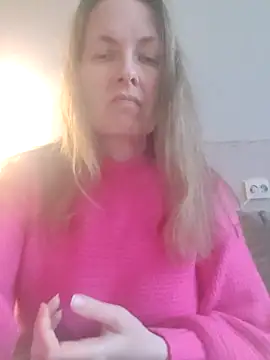 Snapshot of Evelina_cute chatting on January 2025 12:05:02 PM Evelina cute online show from January 2025 12:05:02 PM