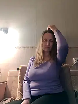 Snapshot of Evelina_cute chatting on February 2025 03:28:02 PM Evelina cute online show from February 2025 03:28:02 PM