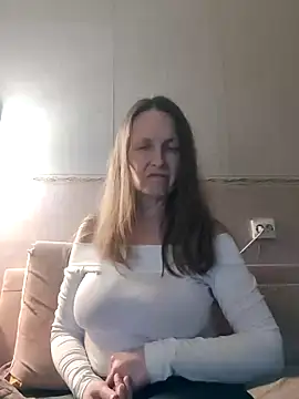 Snapshot of Evelina_cute chatting on February 2025 03:52:01 PM Evelina cute online show from February 2025 03:52:01 PM