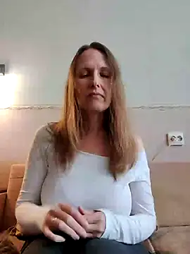 Snapshot of Evelina_cute chatting on February 2025 10:59:01 AM Evelina cute online show from February 2025 10:59:01 AM