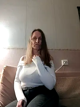 Snapshot of Evelina_cute chatting on February 2025 04:53:02 PM Evelina cute online show from February 2025 04:53:02 PM