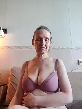 Snapshot of Evelina_cute chatting on September 2025 02:39:02 PM Evelina cute online show from September 2025 02:39:02 PM