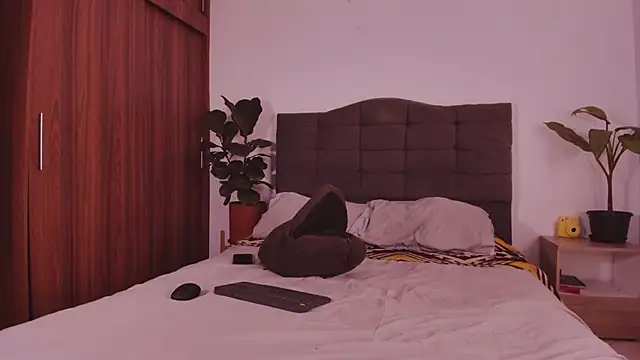 Snapshot of 2gays_1Str8 chatting on March 2026 01:13:01 AM 2gays 1Str8 online show from March 2026 01:13:01 AM