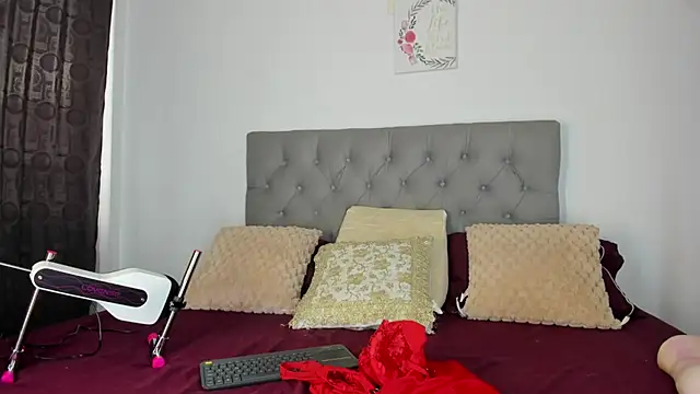 Snapshot of Nicol_Swift_ chatting on October 2025 09:47:02 PM Nicol Swift online show from October 2025 09:47:02 PM