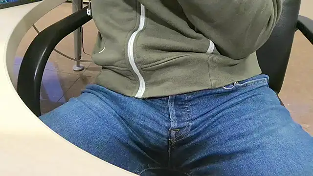 alessandroman2114 online show from October 2025 04:19:02 PM