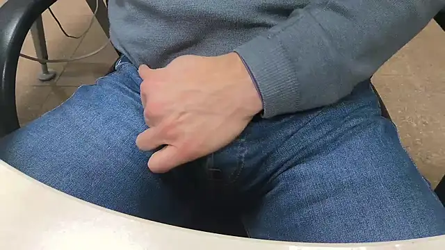 Snapshot of alessandroman2114 chatting on February 2026 05:17:01 PM alessandroman2114 online show from February 2026 05:17:01 PM