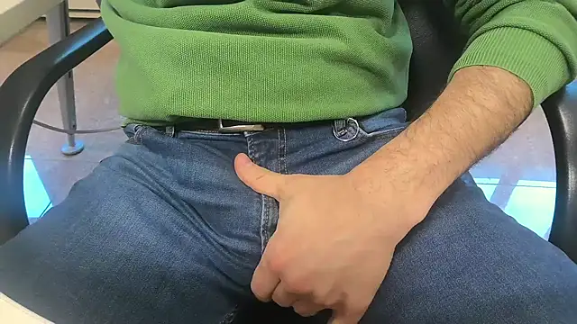 Snapshot of alessandroman2114 chatting on March 2026 03:37:02 PM alessandroman2114 online show from March 2026 03:37:02 PM