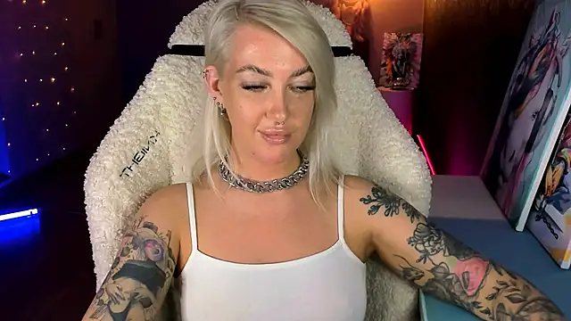 Snapshot of tykioty_Miley chatting on May 2026 01:49:02 PM tykioty Miley online show from May 2026 01:49:02 PM