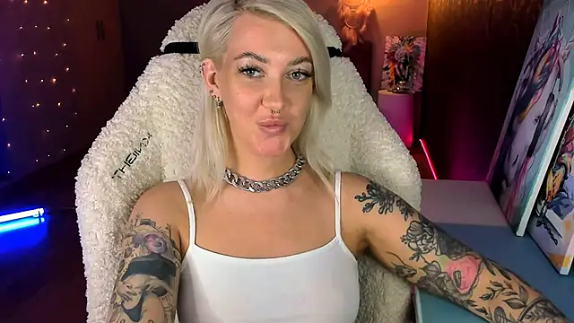 Snapshot of tykioty_Miley chatting on May 2026 01:40:01 PM tykioty Miley online show from May 2026 01:40:01 PM