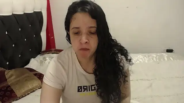 Katty Bones online show from November 2025 01:33:02 PM