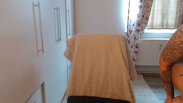 Snapshot of Davinja chatting on December 2025 11:41:02 AM Davinja online show from December 2025 11:41:02 AM