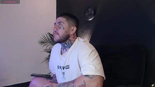 Snapshot of Ash_gusbig chatting on February 2025 03:07:01 AM Ash gusbig online show from February 2025 03:07:01 AM