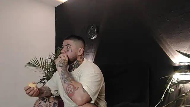 Snapshot of Ash_gusbig chatting on March 2025 03:04:02 AM Ash gusbig online show from March 2025 03:04:02 AM