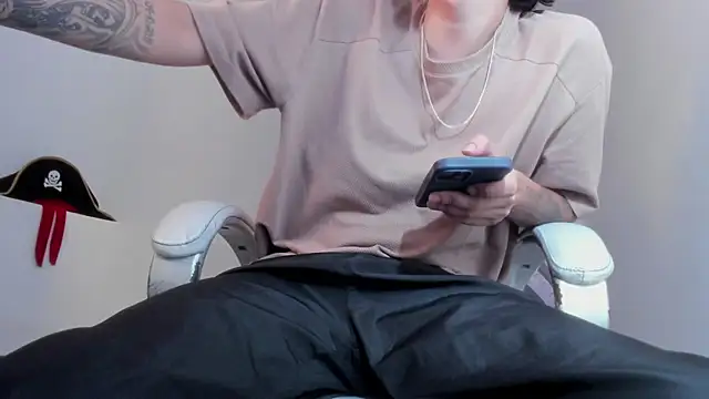 Snapshot of FrannBoy chatting on March 2026 04:20:01 AM FrannBoy online show from March 2026 04:20:01 AM