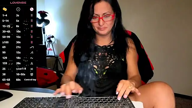 Snapshot of YourDreamLoverr chatting on October 2025 10:37:01 PM YourDreamLoverr online show from October 2025 10:37:01 PM