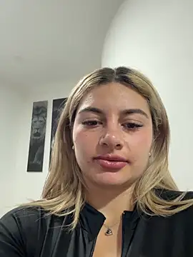 Snapshot of AtheneaRossi chatting on February 2026 12:07:01 AM AtheneaRossi online show from February 2026 12:07:01 AM