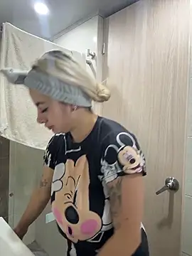 Snapshot of AtheneaRossi chatting on March 2026 10:42:01 AM AtheneaRossi online show from March 2026 10:42:01 AM