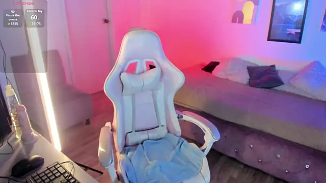 Snapshot of Aliciia_cute1 chatting on October 2025 10:12:02 PM Aliciia cute1 online show from October 2025 10:12:02 PM