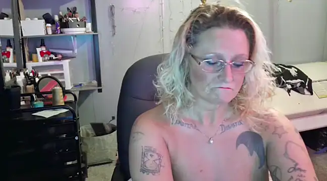 Snapshot of Lisalovely6981 chatting on January 2025 09:24:02 AM Lisalovely6981 online show from January 2025 09:24:02 AM