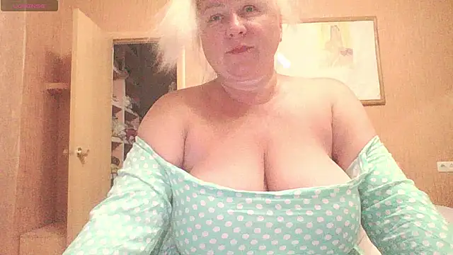 Snapshot of mira_robinsonnn chatting on June 2026 03:20:02 PM mira robinsonnn online show from June 2026 03:20:02 PM